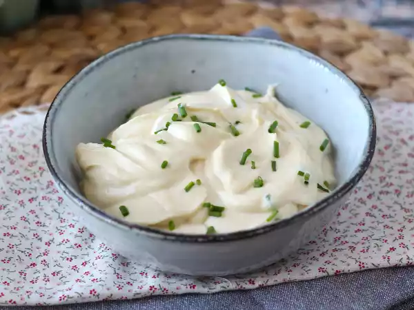 Resepti Kevyt majoneesi kovaksi keitetyillä kananmunilla ilman öljyä! täydellinen, kun et voi syödä raakoja kananmunia!
