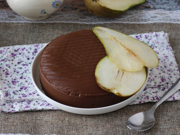 Resepti Suklaa-päärynäfudge, superhelppo jälkiruoka, jossa on vain 2 ainesosaa!