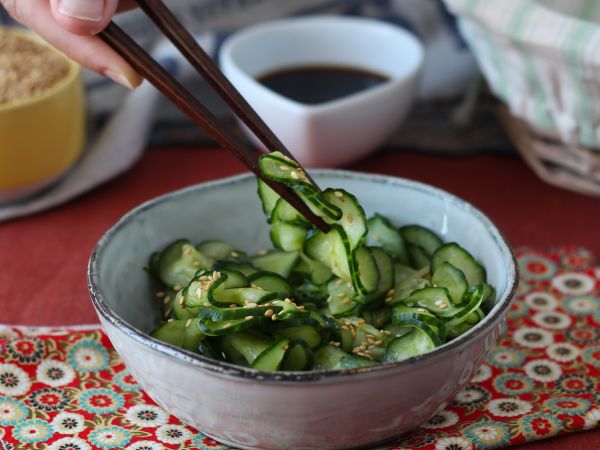 Resepti Japanilainen suolakurkkusalaatti