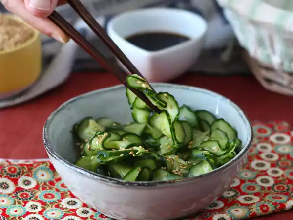 Resepti Japanilainen suolakurkkusalaatti