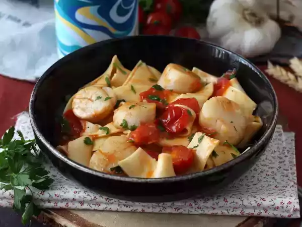 Resepti Kampasimpukoilla varustettu pasta, tyylikäs merenelävien ensimmäinen ruokalaji