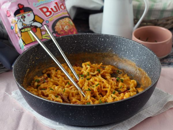 Resepti Miten valmistaa buldak-nuudeleita carbonara-maulla? paras resepti!