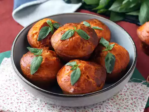 Resepti Tomaattimuffinssit sulavan mozzarellan sydämen kanssa