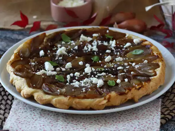 Resepti Tarte tatin salottisipulin ja fetajuuston kera, vastustamaton suolainen versio!