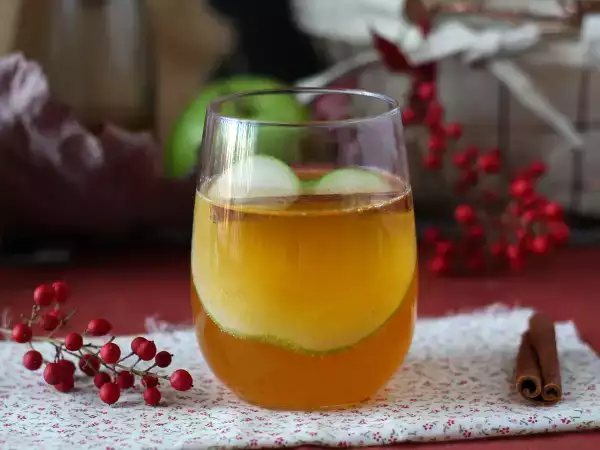 Resepti Kurpitsaspritz, mausteinen cocktail kurpitsasiirapilla!