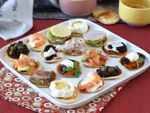 Resepti Blini-tarjotin täytteineen, täydellinen monipuolinen aperitiivi juhlakaudelle.