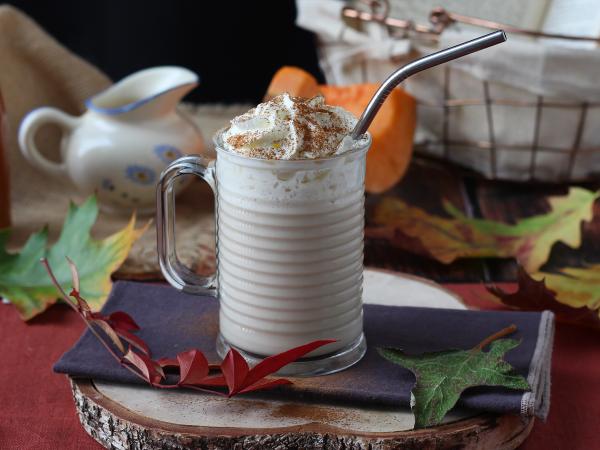 Resepti Kurpitsamausteinen latte kotitekoisella kurpitsasiirapilla!