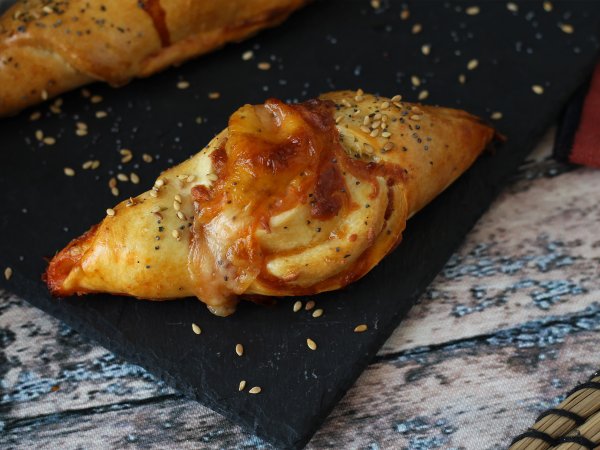 Resepti Pizzatyyliset venekääryleet tomaatti-, kinkku- ja mozzarellakastikkeella