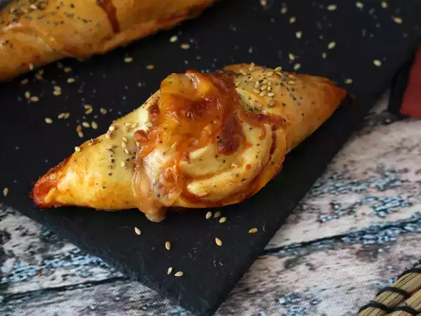 Resepti Pizzatyyliset venekääryleet tomaatti-, kinkku- ja mozzarellakastikkeella