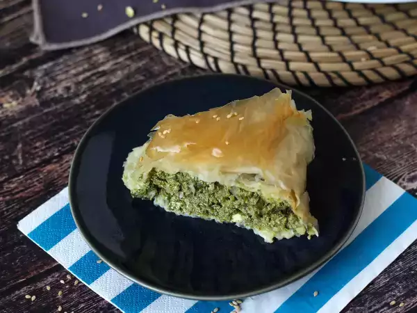 Resepti Spanakopita, superhelppo kreikkalainen piirakka pinaatilla ja fetajuustolla.