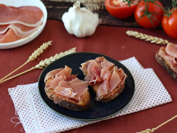 Resepti Tomaatti- ja serrano-kinkkuvoileivät