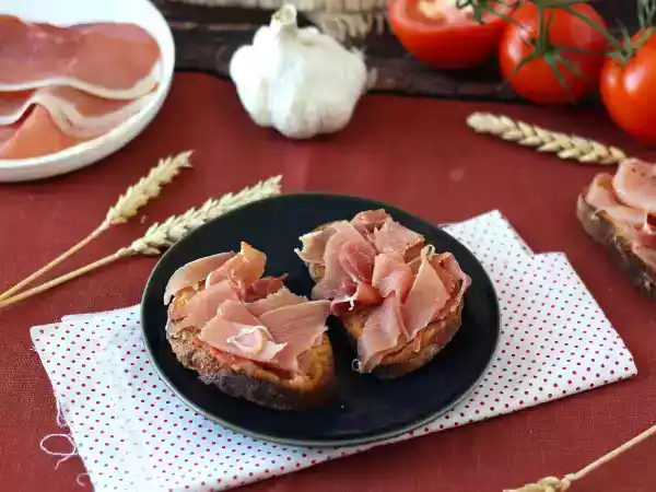 Resepti Tomaatti- ja serrano-kinkkuvoileivät