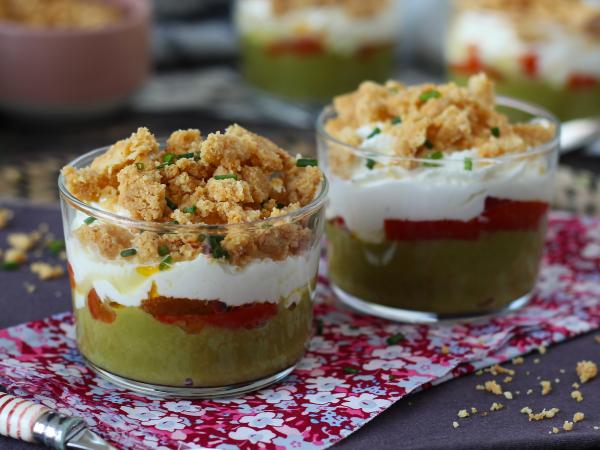 Resepti Kasvissyöjän verrines: hernekeittoa, parmesaanimurskaa ja mascarponekermaa.