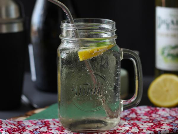 Resepti Hugo spritz ja elderflower-siirappi, raikas ja makea cocktail