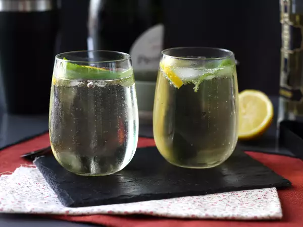 Resepti Spritz st-germain ja elderflower-likööri, kesän erittäin raikas cocktail