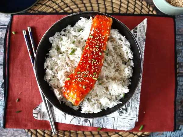 Resepti Korealaistyylinen lohi gochujang-kastikkeella, valmis 8 minuutissa