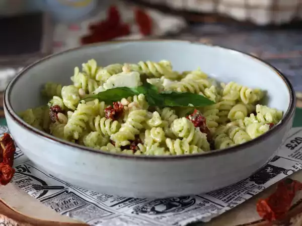 Resepti Kylmää pastaa kesäkurpitsapeston, puhvelimozzarellan ja aurinkokuivattujen tomaattien kanssa