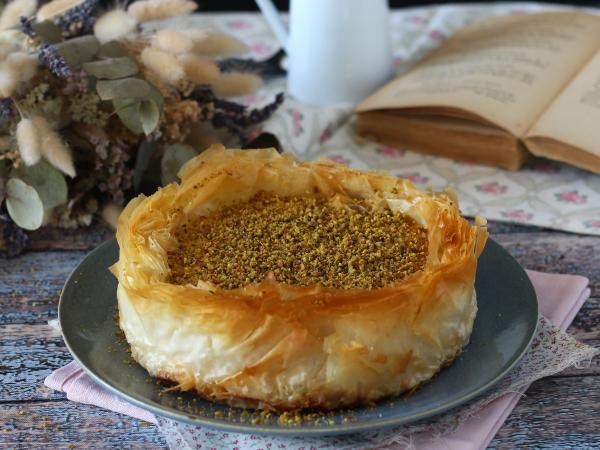 Resepti Baklava-tyylinen juustokakku pistaasipähkinöiden kanssa, rapea ja sulava