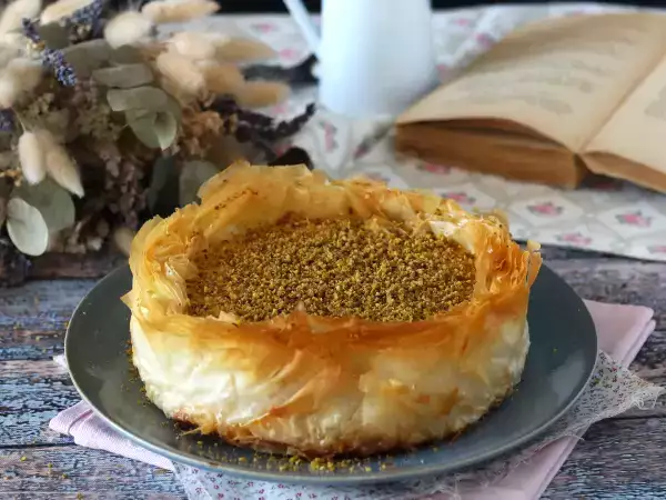 Resepti Baklava-tyylinen juustokakku pistaasipähkinöiden kanssa, rapea ja sulava