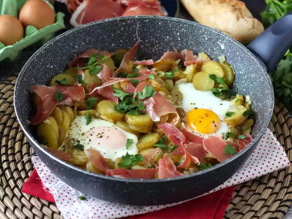 Resepti Huevos rotos, superhelppo espanjalainen perunoihin ja kananmuniin perustuva resepti.