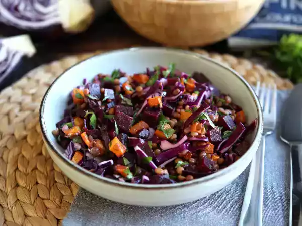 Resepti Linss salaatti, butternut, punakaali, punajuuri ja persilja (täydellinen syksyyn/talveen)