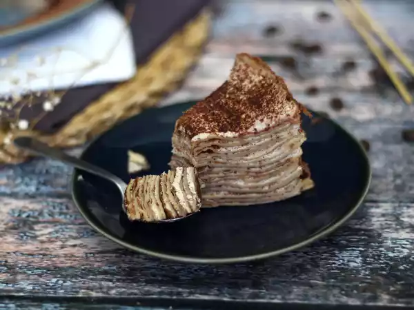Resepti Tiramisu-tyylinen pannukakkukakku kahvin ja kaakaon kera