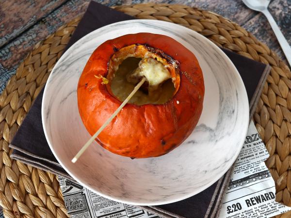 Resepti Syksyinen reblochon-fondue kurpitsassa!