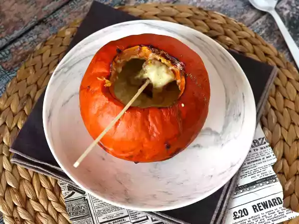 Resepti Syksyinen reblochon-fondue kurpitsassa!