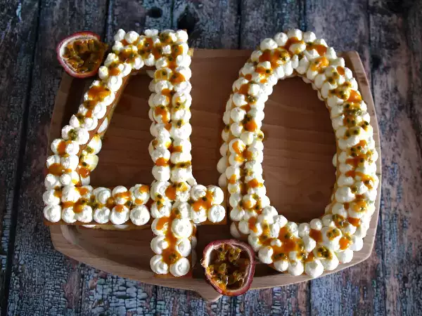 Resepti Eksoottinen numerokakku mangon ja passionhedelmien kanssa