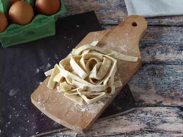 Resepti Kotitekoinen tagliatelle, menettely selitetään vaihe vaiheelta