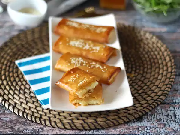 Resepti Feta saganaki, kreikkalainen resepti fetajuustosta ja hunajasta