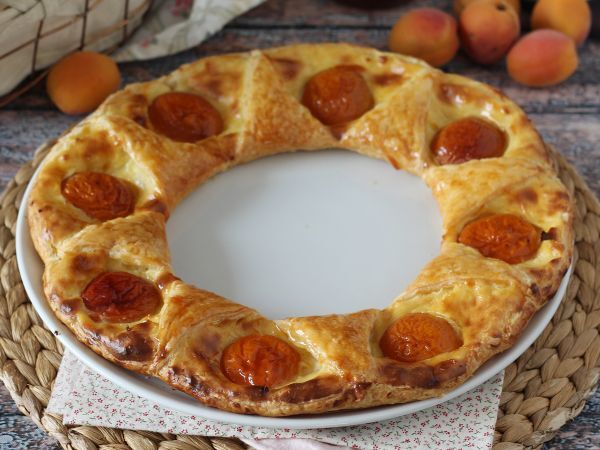Resepti Tarte oranaise - lehtitaikina, vaniljakastike ja aprikoosit