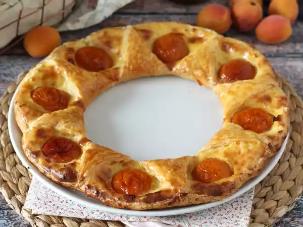 Resepti Tarte oranaise - lehtitaikina, vaniljakastike ja aprikoosit