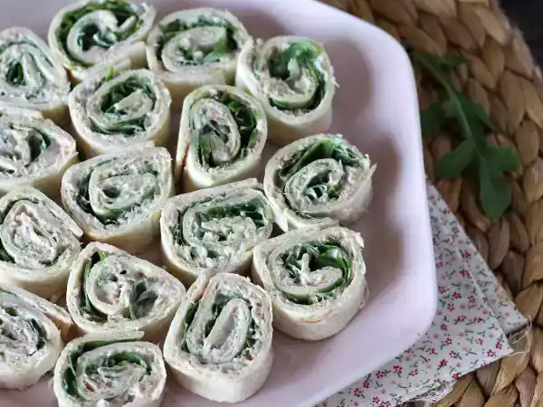 Resepti Aperitiivikääreet tortilloista, tonnikalasta ja tuorejuustosta.