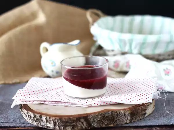 Resepti Panna cotta marjakastikkeen kanssa