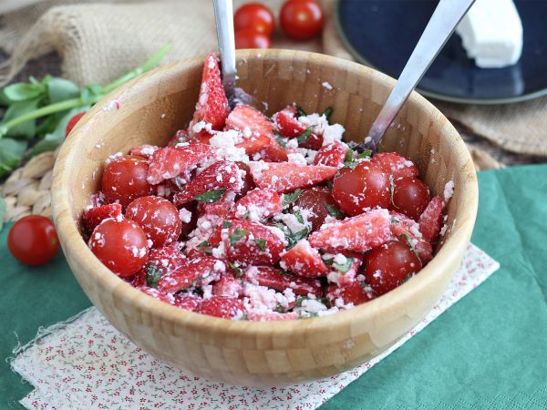 Resepti Mansikka-, tomaatti-, feta- ja basilika-salaatti