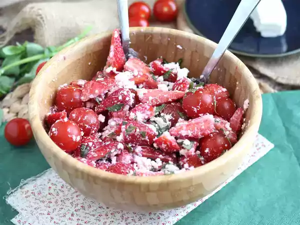 Resepti Mansikka-, tomaatti-, feta- ja basilika-salaatti