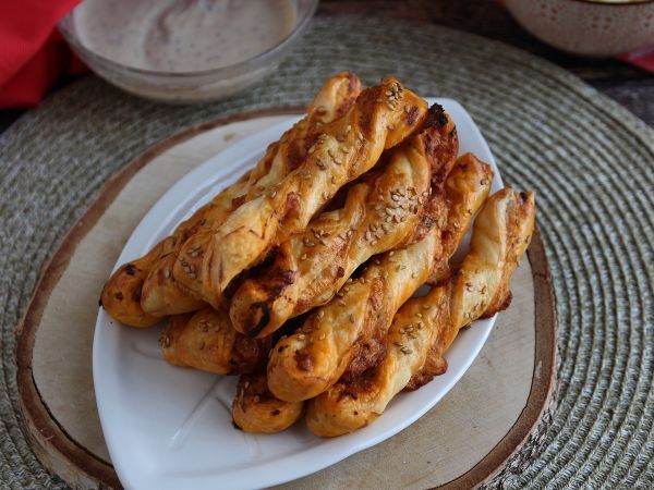 Resepti Pesto rosso ja mozzarellan kera tehtyjä lehtitaikinakierroksia