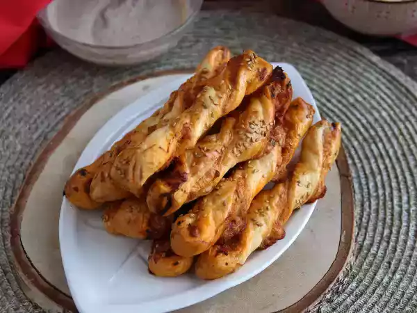 Resepti Pesto rosso ja mozzarellan kera tehtyjä lehtitaikinakierroksia