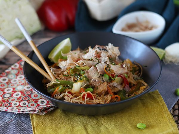 Resepti Yakisoba, vihannesten kanssa sekoitettuja nuudeleita.