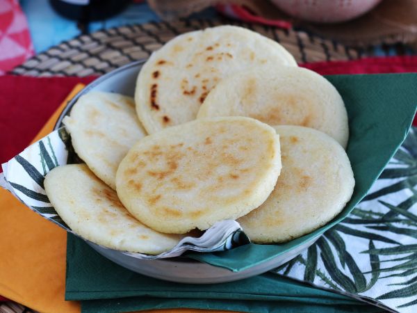 Resepti Venezuelalaisia arepoja, gluteenittomia sämpylöitä, jotka on valmistettu vain kolmesta ainesosasta.