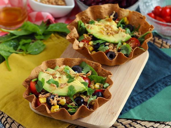 Resepti Kuinka tehdä tortillakulhoja? helppo salaatti ilman tiskaamista!