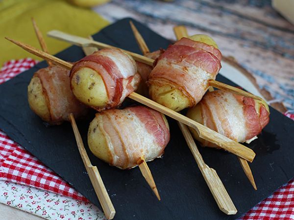 Resepti Perunoita ja savustettua pekonia sisältävät aperitiivivartaat