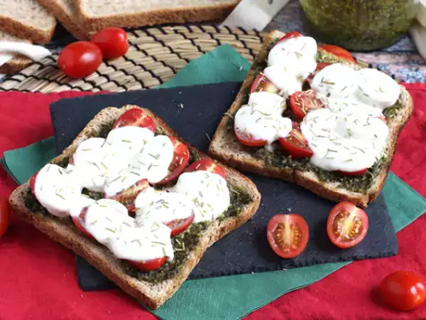 Resepti Bruschetta pestolla, kirsikkatomaateilla ja mozzarellalla