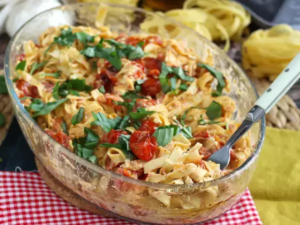 Resepti Tagliatelle feta ja kirsikkatomaatit - paistettu fetapasta