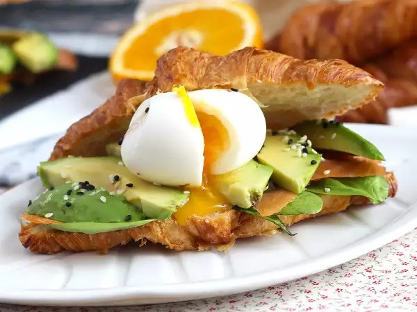 Resepti Brunssin tyyppinen croissant-sandwich