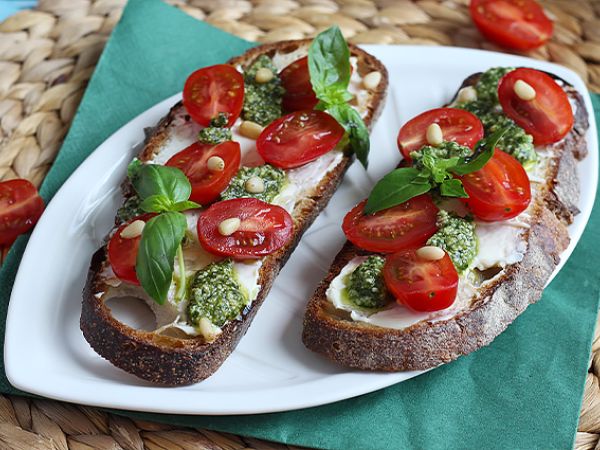 Resepti Tuorejuusto-pesto-kirsikkatomaattivoileivät