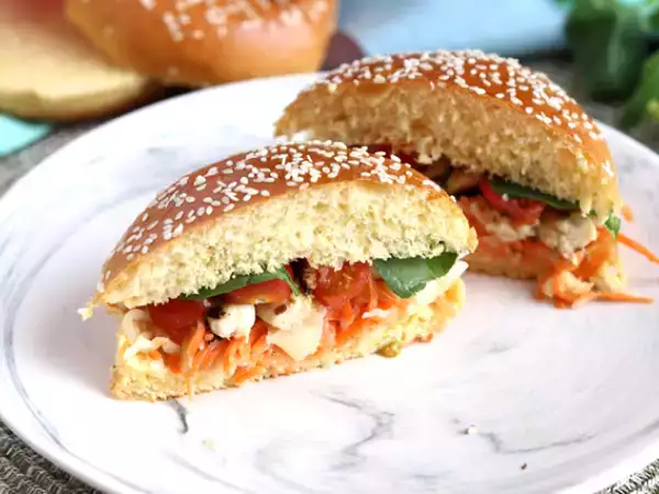 Resepti Marinoitu kanavoileipä coleslaw'n, tomaattien ja basilikan kera