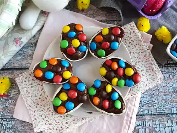 Resepti Pääsiäismunat, jotka on täytetty suklaisella jälkiruokakermalla ja m&m:llä.