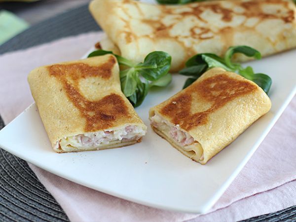 Resepti Täytetyt pannukakut béchamel-kastikkeella, juustolla ja kinkulla
